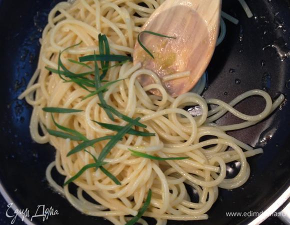 Спагетти отварить до состояния аль-денте, соединить с лимонным маслом, добавить 2 ст. л. воды, в которой варилась паста и листики свежего эстрагона. Хорошо перемешать и при подаче присыпать тертым пармезаном.