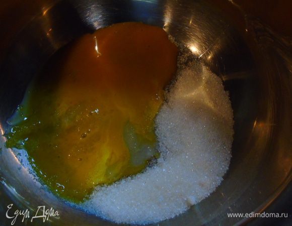 Желтки размешать с сахаром. Я добавила 2 ст.л, но у меня сладкоежки)))