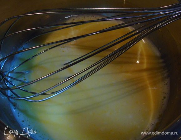Влить сливки и хорошо перемешать.