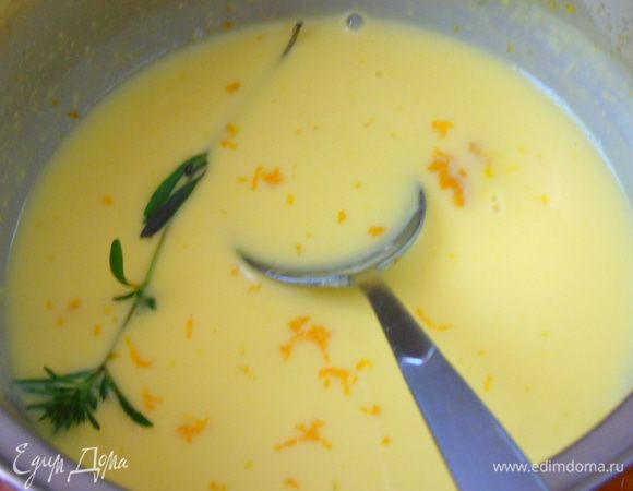 Поставить на средний огонь и готовить все время помешивая не доводя до кипения, пока не растворится сахар. Добавить цедру апельсина и тимьян. Остудить. Вынуть тимьян.