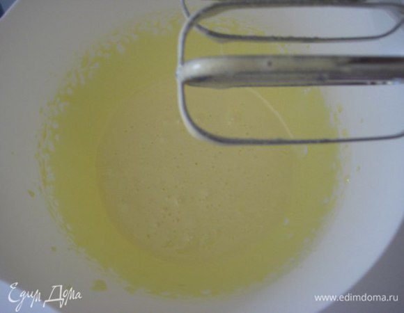 Бисквит:
Духовку разогреть 180 гр
Яйцо взбить с сахаром и ванилином до бела. Сливочное масло растопить, остудить, влить к яйцам.