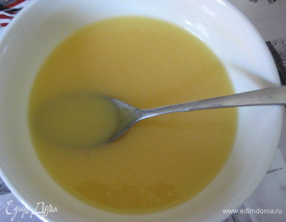 Сироп: в сотейнике смешать воду с сахаром, довести до кипения, проварить пару минут, остудить, влить ликер Лимончелло.
Крем: для крема нам понадобится лимонный курд, в ингредиентах указан как мармелад.
Желатин замочить в холодной воде на 10 минут, отжать, растворить. В растворенный желатин вмешать лимонный курд 200 мл, курд вводим по одной ложке в желатин, ввели, хорошо размешали, снова ввели.