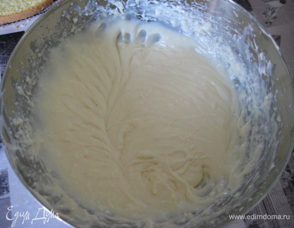 Маскарпоне взбить до кремообразного состояния, смешать с лимонным курдом.
Охлажденные сливки взбить с сахарной пудрой до мягких пиков.