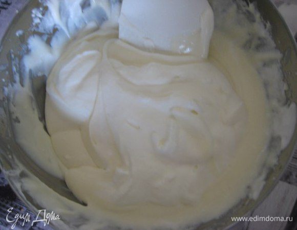 Ввести сливки в крем в 3 захода, мешая лопаткой снизу вверх. Крем должен быть воздушный.
