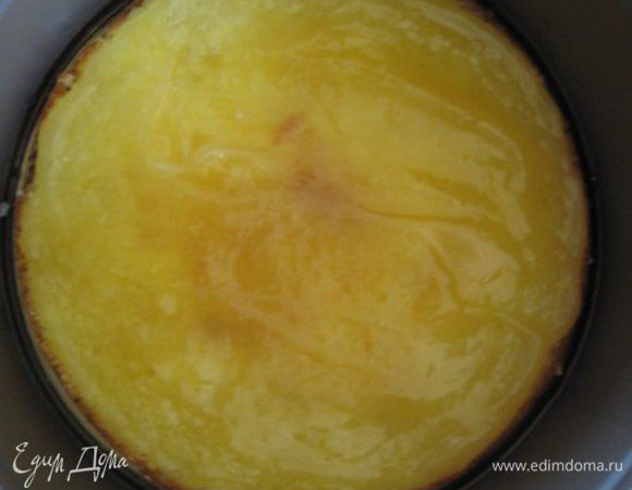 Сборка торта:
В разъемную форму выложить корж, пропитать половиной сиропа, смазать оставшимся лимонным курдом.