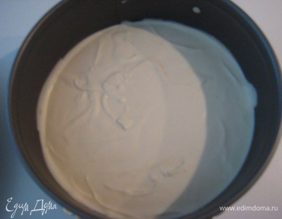 Выложить половину крема, убрать в морозилку на 10 минут. Выложить второй корж, пропитать оставшимся сиропом. Выложить часть крема, оставив немного для украшения.
