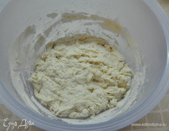 В большую ёмкость, в которой будет созревать тесто, просеять эти сухие ингредиенты – они еще лучше соединятся.
Влить воду (градусов 35-38 С). Перемешать тесто ложкой, чтобы впиталась вся вода.
