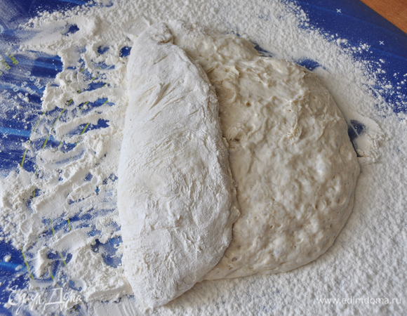 Завернуть левую сторону теста до середины.
