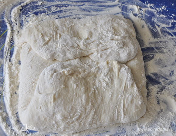 Потом верхнюю часть к середине, затем – нижнюю. Получился прямоугольник. Тесто пока еще остается мягким и расплывается.
