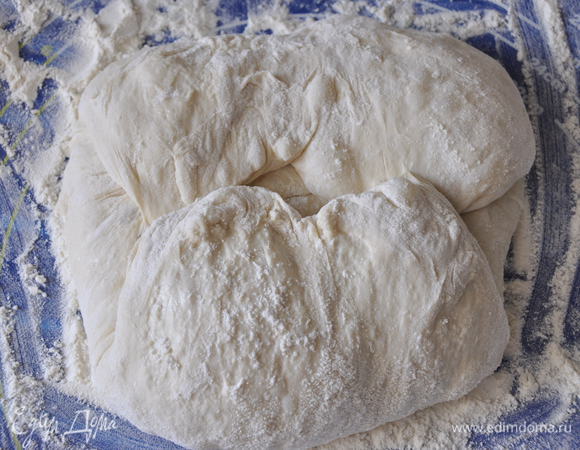 Еще раз повторите складывание - левую, правую сторону, верх, низ. Тесто уже лучше держит форму.