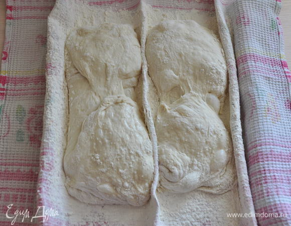 Аккуратно растянуть тесто на весу, чтобы получились прямоугольники размером примерно 10-12 на 20-23 см, и переложить на подготовленное полотенце. Из полотенца сделайте складки-бортики, которые будут удерживать тесто и придавать ему форму. 
Если необходимо присыпьте немного верх мукой, накройте полотенцем и оставьте на расстойку на 1 час. 

