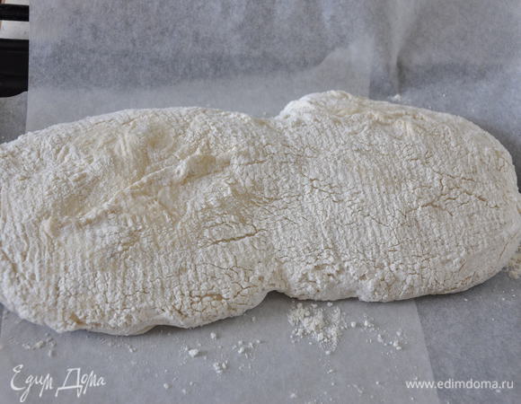 Достаньте горячий противень, застелите его пергаментом и уложите на него чабатту – она просто соскользнет с доски на пергамент. Поставьте противень в духовку. В нагретую форму налейте полстакана горячей воды. Осторожно, пар! Стены духовки сбрызнете водой из пульверизатора. Осторожно, пар! 
