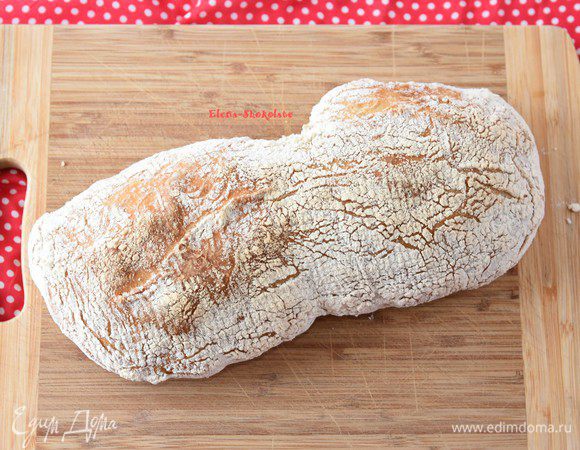 Понизьте температуру духовки до 220 градусов и выпекайте хлеб 25-30 минут до уверенной румяной корочки и характерного глухого звука при постукивании. Следите по своей духовке! 
Мы специально максимально нагревали духовку, чтобы скомпенсировать потерю тепла при открытии дверцы. Через 10-12 минут после начала выпекания вытащить форму с оставшейся водой. На втором этапе выпечки пар затрудняет процесс выпечки, он не нужен.