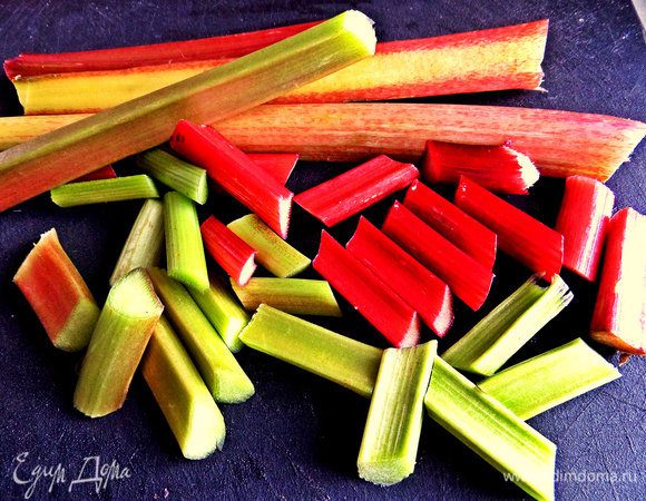 Для основы коктейля нужна заготовка-компот из ревеня. Делим чистые стебли на крупные кусочки.