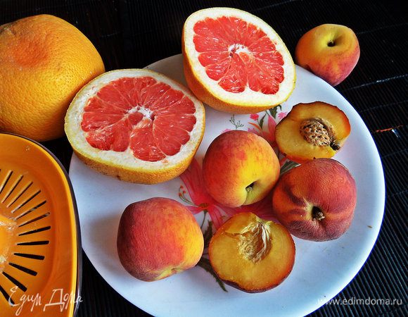 Грейпфрут моем, делим пополам.