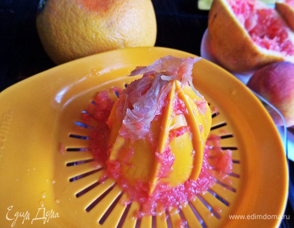 Переливаем выжатый сок в стакан для взбивания.