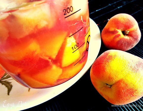 Персики делим на кусочки и складываем к соку, заливаем компотом процеженным.