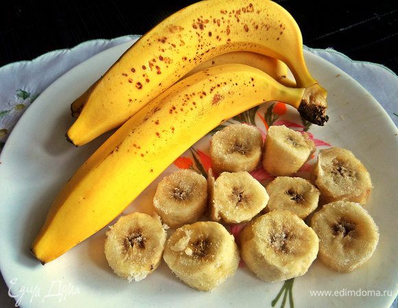 Бананы летом я нарезаю кусочками и замораживаю на ровной поверхности.