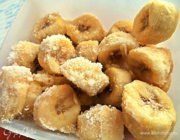 Потом пересыпаю в коробку с крышкой и держу в морозилке. Размораживать перед взбиванием не надо! Банан заменяет лёд и придаёт нежную текстуру коктейлю.