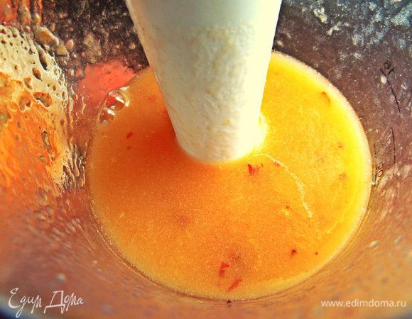 Кидаем несколько кружочков банана и взбиваем наш коктейль.