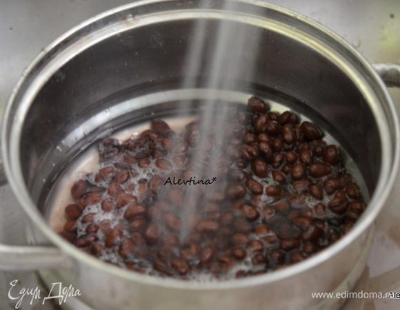 Добавить порошок чили/специю. Готовить еще 2 мин. Помыть готовую баночную черную фасоль, вес баночки примерно 400 гр.