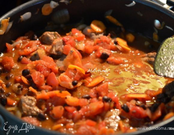 Затем фасоль и томаты баночные порезанные кубиками 400 гр или собственном в соку целые помидоры, которые можно прокрутить в блендаре в пюре. Закрыть крышкой и готовить 1 час. 30 мин. Фарш говяжий готовим в течение часа в итоге.