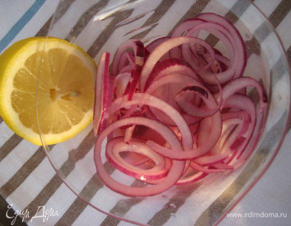 Красный лук нарезать очень-очень тонкими колечками.
Выжать сок из половины лимона. Замариновать лук в соке.