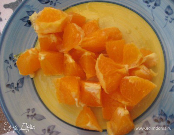 Апельсин очистить, нарезать кубиками.