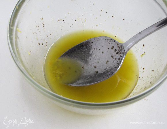 Приготовить заправку. Соединить оливковое масло, лимонный сок, цедру, соль, перец. Все хорошо взбить.