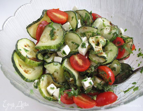 Готовые цукини выложить в миску, добавить черри, фету, мяту, петрушку. Полить заправкой и аккуратно перемешать.
