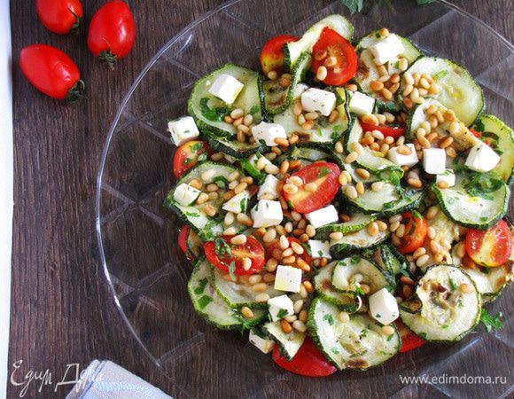 Салат выложить на блюдо или порционные тарелки и посыпать кедровыми орешками. Подавать сразу же. Приятного аппетита! 
