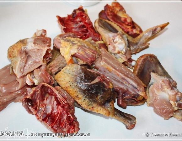 Разделал я его на куски. Традиционно. Крылья, окорочка, грудка и т.д. 