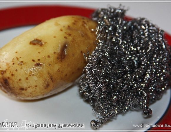 Остановлюсь только на одном овощном моменте. Картошка молодая, только с грядки, поэтому почистил я ее так, вернее даже не почистил, а просто хорошо промыл вот с такой мочалкой.
Остальное про овощи – по ходу.
