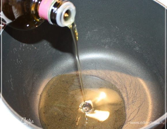 Масло я взял из виноградных косточек – пусть нам будет вкусней и ароматней! Для себя не жалко. Масла надо немного. Граммов тридцать…, максимум пятьдесят.
Почему вообще масло надо? Ведь дымляма такого продукта не требует. А потому что цесарка не такая уж жирная птица, как, например, утка. А даже наоборот немного суховатая, так что немного масла не помешает.
