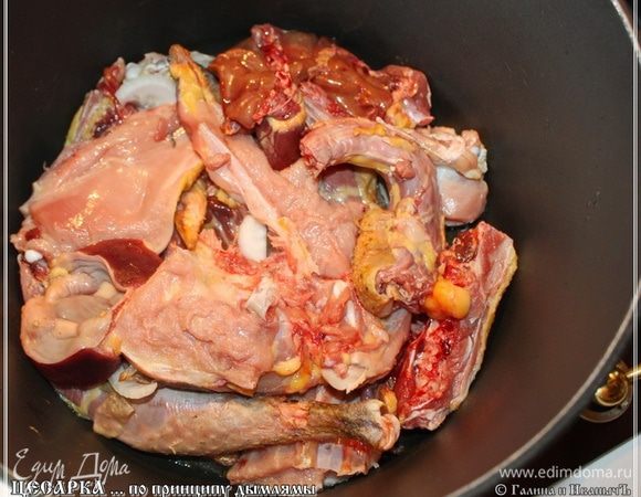 Потом выкладываем куски птицы в кастрюлю. Сначала, на дно естественно, выкладываем те куски, которые посуше. Крылья там, куски тушки, что околохребтовые, ноги. И выкладываем их кожей книзу. А потом уже грудки, только их сдвиньте от краев.