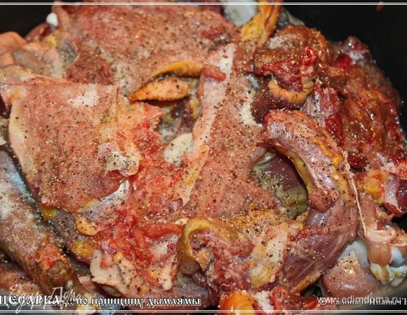 Присаливаем птичину и свежемолотым перцем сдабриваем. Только без фанатизма. Еда, все-таки, предполагается диетическая, остроты тут не надо. Кто захочет – соусом острым добавит пикантности, например.