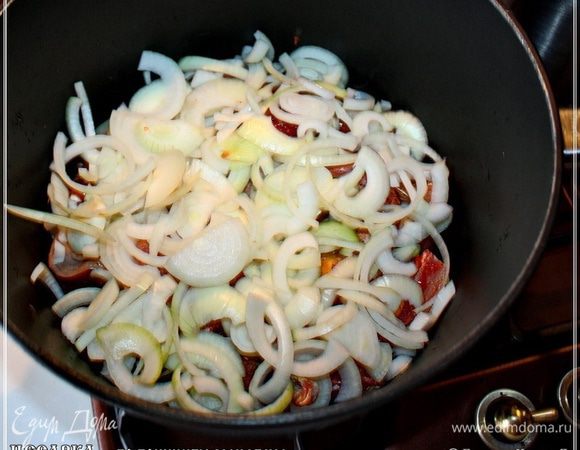 Потом лук. Полукольцами порежьте – получится самое оно. Лука надо много. Не меньше полувеса птички.
