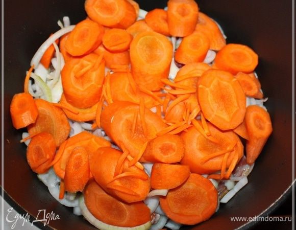 И остальные овощи. Тут соблюдаем принцип от твёрдого к мягкому. Слоями.
Морковка.  Ее я нарезал колечками. Толщина колец миллиметров пять – семь. И еще… каждый слой слегка, чуть-чуть присаливаем и, если кто любит, какие специи и приправы добавляйте. Только не увлекайтесь.
