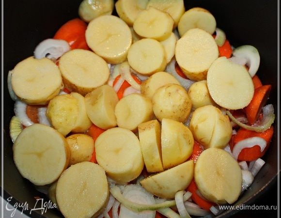 Картошка. Я нарезал в поперек, кружками. Вот их лучше сделать потолще. Сантиметр – полтора. Можно и потолще. Не испортите.