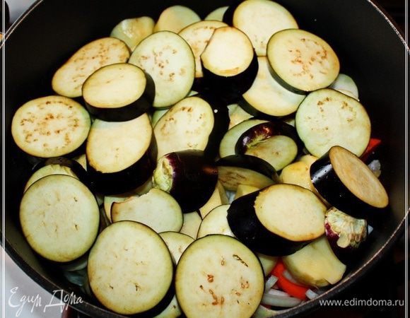 Баклажаны. Чистить не надо. Синенькие свежие совсем. Опять же толщина кружков – где то около сантиметра.