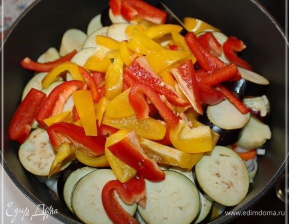 Перцы сладкие. Полосочками их. Особо не мельчите, а то расползутся. Овощ мягки и нежный.