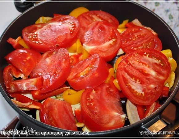 И помидор. Тоже не тоньчите, это, во-первых. Во-вторых, режьте помидор прямо над кастрюлей, чтобы сок, значит, весь в кастрюлю попал.