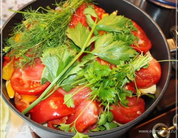 И зелень. Ее лучше сделать букетиками. Петрушку, укроп, сельдерей. Ну тут простор для фантазий неограничен, все от ваших вкусов и пристрастий зависит.
