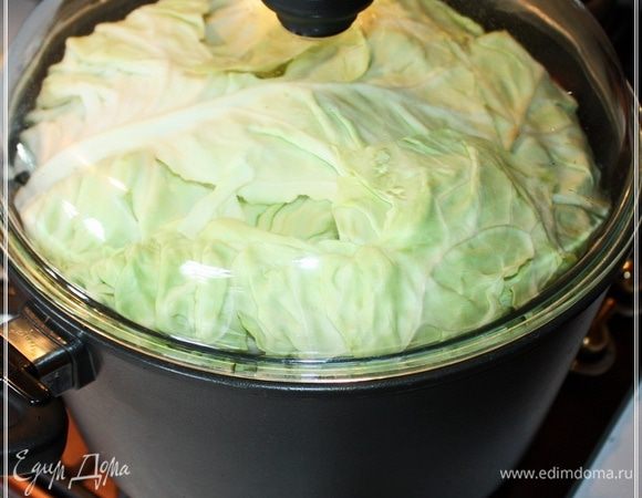 Закрываем кастрюлю крышкой и ставим на огонь. Сначала на сильный. Пока внутри кастрюли не начнется шкворчанье. Минут пять пусть пошкворчит. Потом огонь убавляем до самого, что ни на есть, минимального.