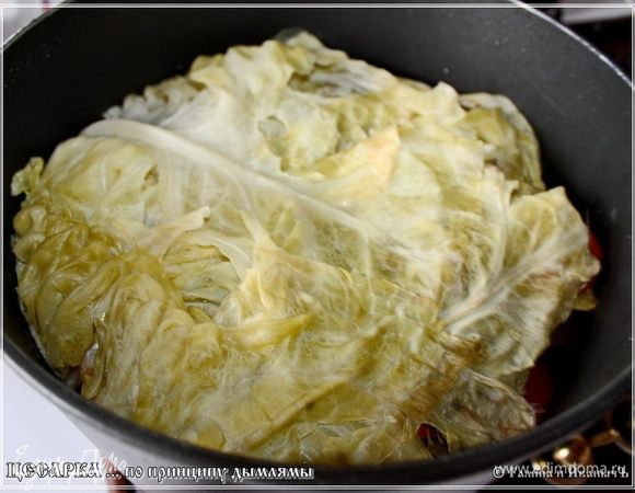 И вот… два часа прошло.
Снимаю крышку, нервно сглатывая от аромата, вырвавшегося из под крышки. Вот такая картина. Листы капустные упрели.
