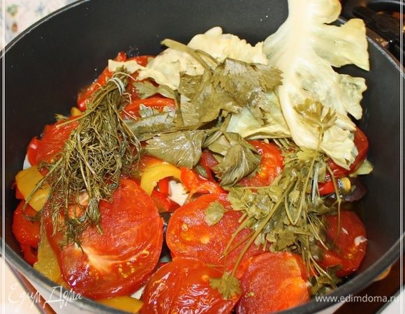 А под ними… вот такой натюрморт. Помидоры хороши, а зелень вся выпарившаяся.