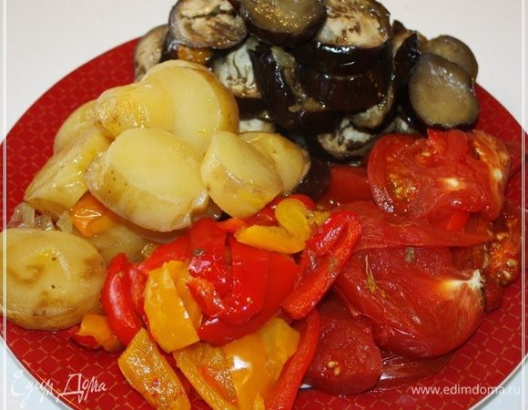 Овощи выкладываем вот так. Группами, так сказать, чтобы не перемешивать до поры. Я комментировать ничего не буду. Смотрите сами. Замечу только, что все это перекрестно пропиталось соками и ароматами всего того, что в кастрюле находилось и приобрело…, нет, тут слов не хватит. Это надо ощутить в ароматическом плане, хотя бы.