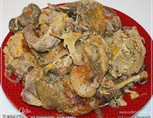 Когда будете выкладывать на блюдо птичку, то надо очень аккуратно это делать. Мясо с  костей просто отваливается само собой. Так что, дабы вид сохранить, надо очень аккуратно, повторюсь.