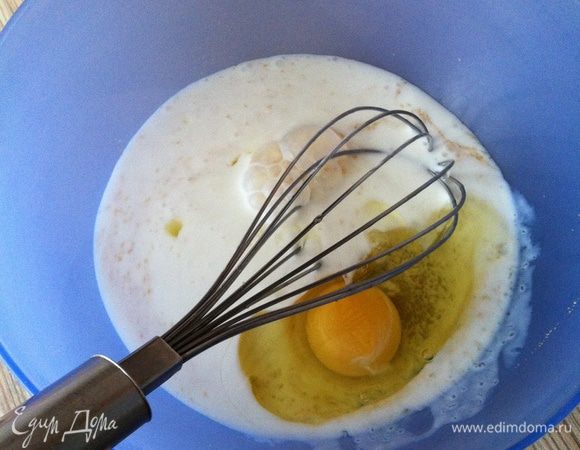 В миске взбиваем сахар, яйцо и кефир.