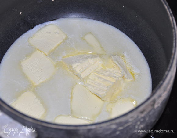 Растопить сливочное масло. 
